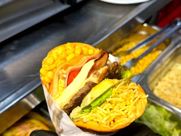 Sanduíche Wilsu's com batata palha, milho e bacon Goiânia