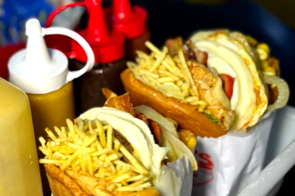 Pit dogs Wilsu's com batata palha e maionese na bandeja
