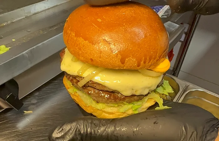Hambúrguer duplo com cheddar da Wilsu's Setor Garavelo