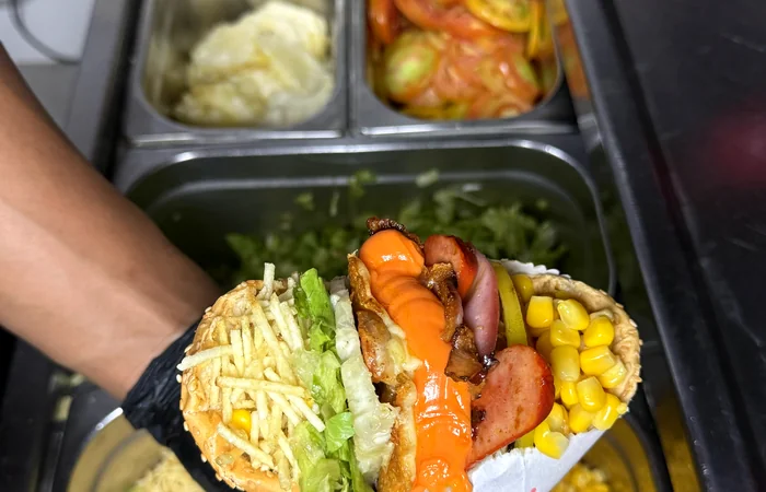 Sanduíche de pit dog Wilsu's Garavelo com salsicha e milho