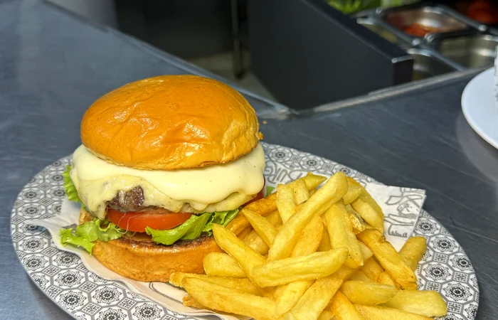 Hambúrguer gourmet com fritas e milkshake da Wilsu's T-63