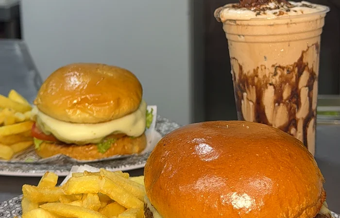 Hambúrguer artesanal com fritas da Wilsu's Parque Anhanguera