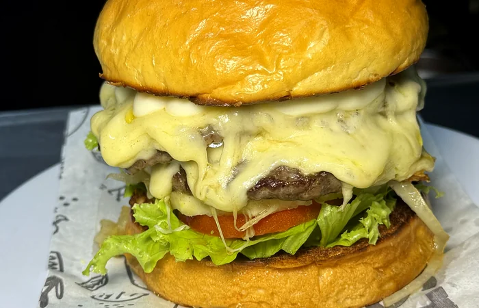 Hambúrguer gourmet com cheddar da Wilsu's Jardim Vila Boa