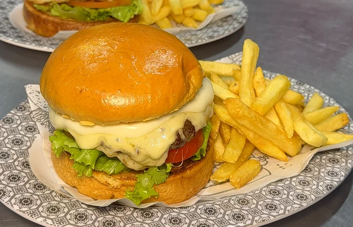 Hambúrgueres com fritas da Wilsu's Sanduicheria Vila Boa